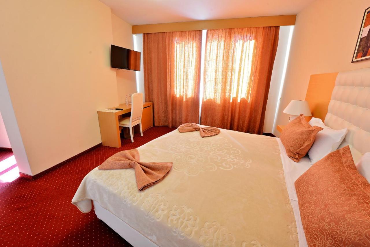 Jolly Hotel Lezhe Exterior photo
